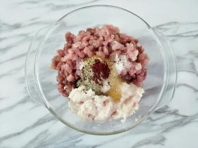把瘦肉切成小颗粒状，肥肉剁碎，这样吃起来比较有肉感，称重加入盐、糖、蚝油、蜂蜜、生姜粉、黑胡椒、白胡椒和红曲粉。红曲粉只是上色用，可不放。