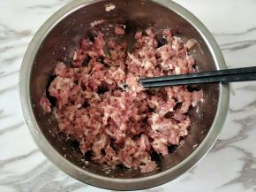 用筷子搅拌均匀，要顺一个方向搅拌，不能左两圈右两圈