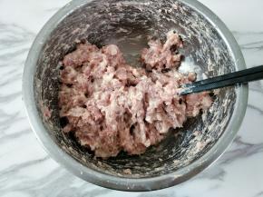 加入玉米淀粉和水顺一个方向搅拌上劲