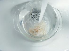 羊肠衣用流水反复冲洗干净