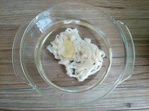 放水里加几片姜片泡半个小时，再取出冲洗干净