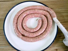 轻轻旋转工具很快就灌好了，肉馅不要灌的太满，也不能太少，用手可以捏扁到一半即可