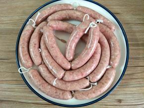 灌好后用棉线分段扎紧，也可以灌一节扎一节，那样更不容易破