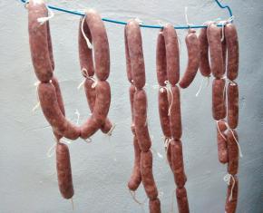 扎好绳子后挂在阴凉通风处，晾至表皮略干爽，两个小时差不多