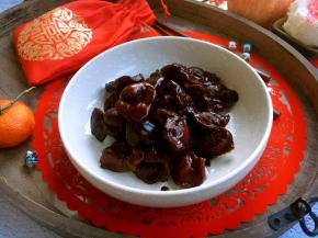 酱鸡胗晾凉后淋上少许香油锁住水分。这张图片是下午五点半左右拍的，当时天色已经暗了，所以酱鸡胗颜色看上去有点深有点暗，不过我还是把这张图片分享给大家，因为我非常喜欢满满的酱汁挂在鸡胗的那种状态。而酱鸡胗的成品图是收汁收到一半时，担心天黑就提前盛出来拍了照片，拍照后又把鸡胗放回锅里继续收汁。