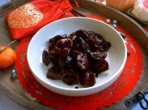 酱鸡胗晾凉后淋上少许香油锁住水分。这张图片是下午五点半左右拍的，当时天色已经暗了，所以酱鸡胗颜色看上去有点深有点暗，不过我还是把这张图片分享给大家，因为我非常喜欢满满的酱汁挂在鸡胗的那种状态。而酱鸡胗的成品图是收汁收到一半时，担心天黑就提前盛出来拍了照片，拍照后又把鸡胗放回锅里继续收汁。