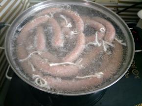 脆皮肠冷水入锅，开中小火，不要盖盖子，全程水一定不要烧到沸腾，煮到香肠浮起就基本熟了