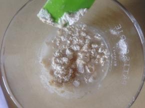 50克高粉加60克水和干酵母 混合均匀 盖上保鲜膜室温发酵