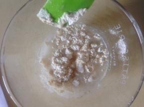 50克高粉加60克水和干酵母 混合均匀 盖上保鲜膜室温发酵