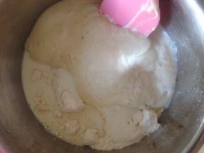 把除了黄油的其他材料已经刚才准备好的酵头一起揉成团