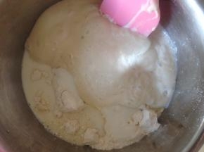 把除了黄油的其他材料已经刚才准备好的酵头一起揉成团