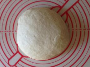 盖上保鲜膜发酵至两倍大