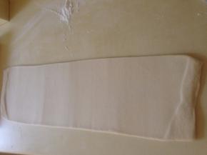 从面片的中间向两边擀  力道要均匀