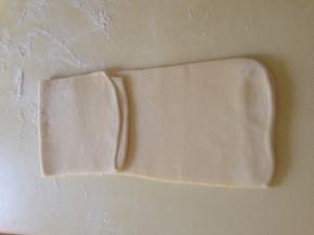 转90度  再次擀开成长的片 比刚才略薄  再次三折