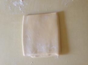 松弛好的面片  再次取出  从中间擀开  比上一次略薄的片 宽度大约在15~20厘米之间    三折 包好 放入冷藏松弛