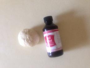 取刚才切下的边 加两滴红丝绒液  用红曲粉或者可可粉 也可以 有不同的效果 揉匀 擀成薄片  取出松弛好的面片  再次擀开 大约3MM厚  切开一半  盖上擀薄的红色面片 也擀到3MM厚