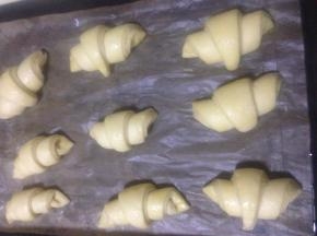 切成等腰三角形  逐个从底边向上卷起 在铺了油纸的烤盘摆好