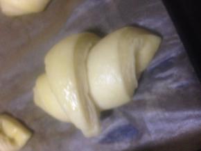 表面刷蛋液  不超过30度发酵到两倍大  烤箱预热220度 再次刷蛋液  烤25分钟  红色部分记得盖锡纸 避免过度上色