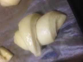 表面刷蛋液  不超过30度发酵到两倍大  烤箱预热220度 再次刷蛋液  烤25分钟  红色部分记得盖锡纸 避免过度上色