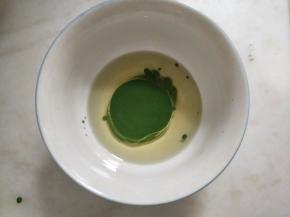 将拌匀的抹茶牛奶加入玉米油中。