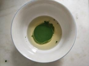 将拌匀的抹茶牛奶加入玉米油中。