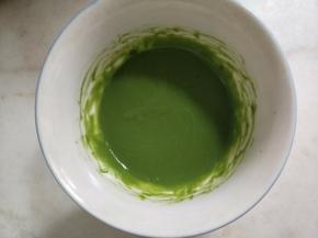 用手抽进行乳化，混合至看不见油点。