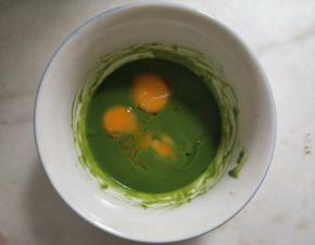 加入蛋黄，混合均匀。