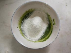 加入过筛好的低筋面粉。