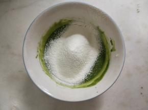 加入过筛好的低筋面粉。