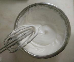 蛋清加几滴白醋，分三次加入细砂糖打至干性发泡。