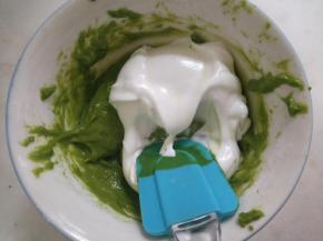 打好的蛋白霜分三次和蛋黄糊翻拌、切拌均匀。