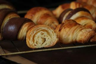 烤好取出 在晾网上晾凉  可可皮 擀得有点厚了  不够漂亮  虽然还有很多问题 开了几次酥 已经渐渐找到手感 继续努力