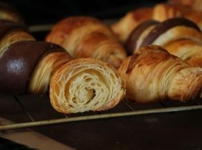 烤好取出 在晾网上晾凉  可可皮 擀得有点厚了  不够漂亮  虽然还有很多问题 开了几次酥 已经渐渐找到手感 继续努力