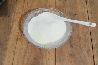 棉花糖，果干切小粒，再把奶粉和菠萝椰子粉混合均匀