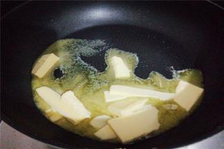 备一个不粘平底锅，开小火倒入黄油融化