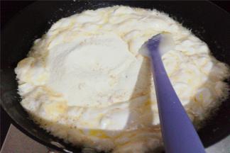 再倒入混合好的椰子奶粉，混合均匀