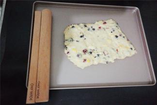 备一个学厨的牛轧糖三件套，把半成品的牛轧糖放入整形