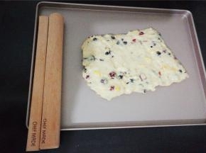 备一个学厨的牛轧糖三件套，把半成品的牛轧糖放入整形