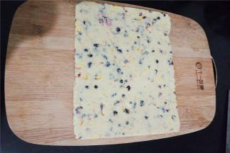 整形好的牛轧糖放入砧板上晾凉会