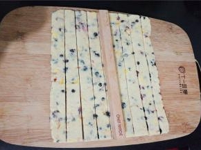 用整形棒辅助，切割成大小均匀的牛轧糖