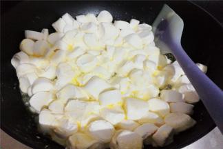 倒入棉花融化，基本融化完就可以关火