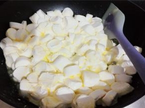 倒入棉花融化，基本融化完就可以关火