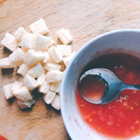 去吐司边的白吐司切丁，番茄汁留下少许