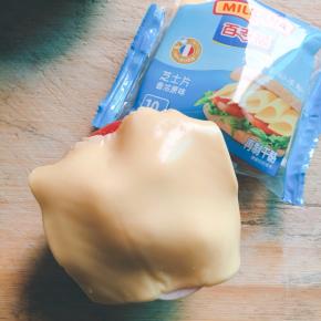 盖上一片起司，进预热好的烤箱，180度，10分钟