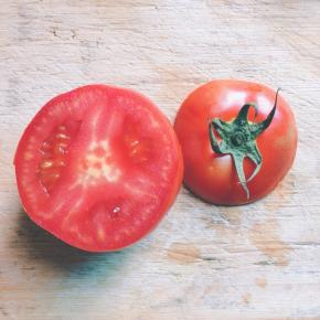 番茄切掉上面的盖子部分