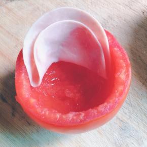 火腿片像这样铺在番茄内部，三片依次铺好