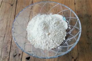 把低筋面粉和高筋面粉混合均匀备用