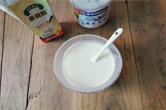 备一小碗倒入奶油和炼乳，加温至炼乳融化