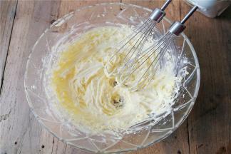 黄油室温软化，加入糖粉和盐打发膨大，颜色变浅