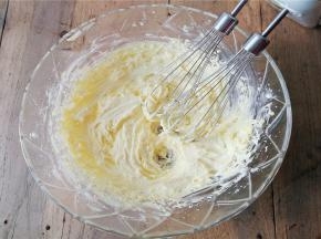 黄油室温软化，加入糖粉和盐打发膨大，颜色变浅